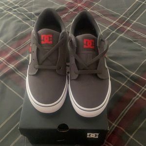 Dc  men’s size 7 gray red white